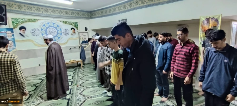 به همت معاونت فرهنگی و دانشجویی و با همکاری کانون قرآن و عترت، محفل انس با قرآن کریم در خوابگاه دانشجویی دانشکده انقلاب اسلامی برگزار شد 5