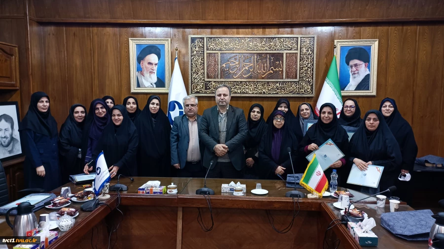 دکتر کامران رحیمی در مراسم تکریم از بانوان شاغل در دانشکده فنی انقلاب اسلامی: 

دختر نبی مکرم اسلام(ص) در تمامی ابعاد شخصیتی الگویی فاخر و ارزشمند و اسوه ای نیکو برای زنان مسلمان جهان است 2