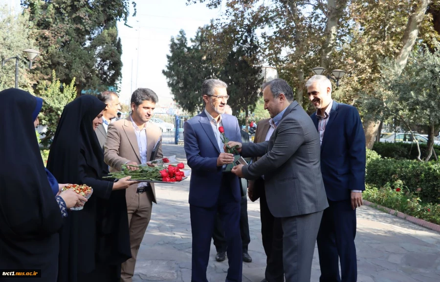 در آستانه آغاز سال تحصیلی جدید و همزمان با فرارسیدن هفته دفاع مقدس صورت پذیرفت؛

بازدید معاون آموزشی دانشگاه ملی مهارت از کارگاه‌های آموزشی دانشکده فنی انقلاب اسلامی و برگزاری مراسم گرامیداشت هفته دفاع مقدس و آیین گلاب شویی در جوار مقبره مطهر شهدای گمنا