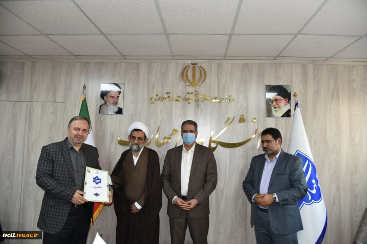 تقدیر از رییس دانشگاه ملی مهارت استان تهران به پاس حمایت از برپایی غرفه آثار هنری و نمایشگاه عکس دانشجویی فیروزه