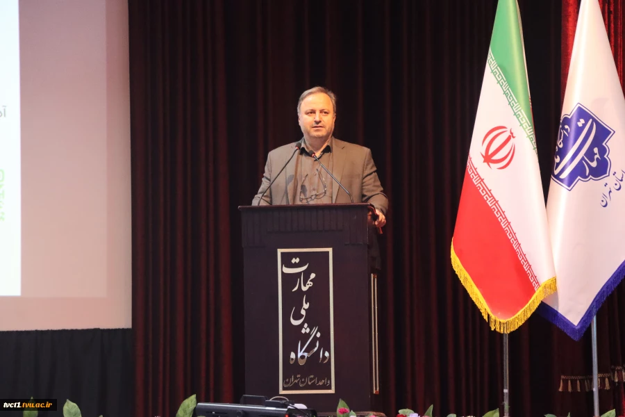 به منظور آشنایی دانشجویان نوورود با ساختار آموزشی، ظرفیت‌های علمی، برنامه‌های مهارتی و مسیرهای آینده شغلی؛

 سمینار توجیهی دانشجویان نوورود رشته عمران، در دانشکده فنی انقلاب اسلامی تهران برگزار شد. 4