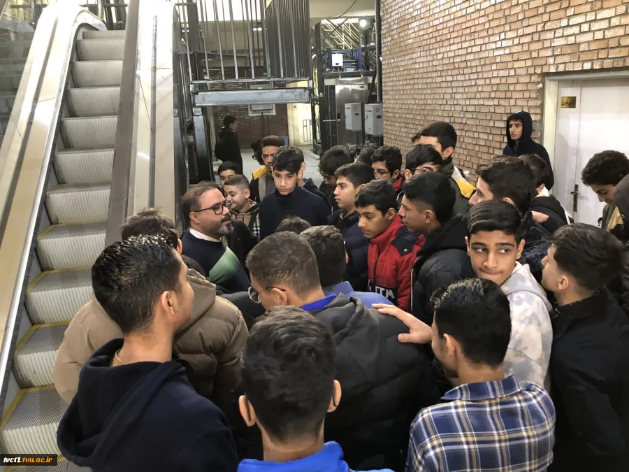 بازدید دانش آموزان دبیرستان شهید نورایی منطقه 9 از دانشکده فنی انقلاب اسلامی 3
