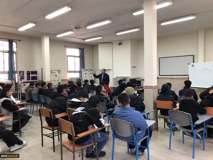 بازدید دانش آموزان دبیرستان شهید نورایی منطقه 9 از دانشکده فنی انقلاب اسلامی 4