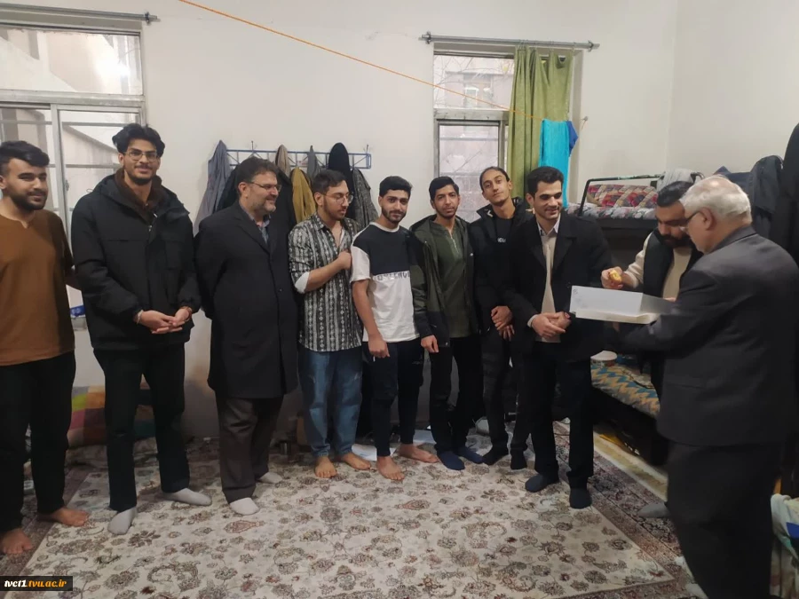 در آخرین شب پاییز؛

مراسم شب یلدا در خوابگاه دانشجویی دانشکده انقلاب اسلامی تهران برگزار شد 2