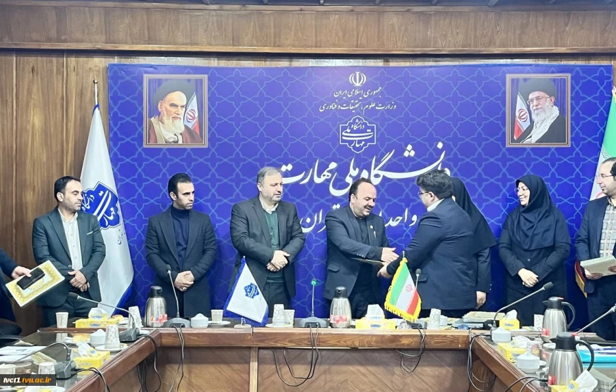 با حضور دکتر مهرداد احمدی معاون پژوهش و فناوری دانشگاه ملی مهارت؛ 

مراسم گرامی‌داشت هفته پژوهش و فناوری و تجلیل از پژوهشگران، فناوران و نوآوران دانشگاه ملی مهارت استان تهران برگزار شد 3