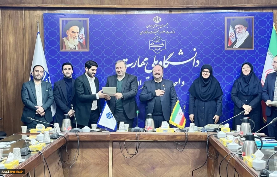 با حضور دکتر مهرداد احمدی معاون پژوهش و فناوری دانشگاه ملی مهارت؛ 

مراسم گرامی‌داشت هفته پژوهش و فناوری و تجلیل از پژوهشگران، فناوران و نوآوران دانشگاه ملی مهارت استان تهران برگزار شد 4