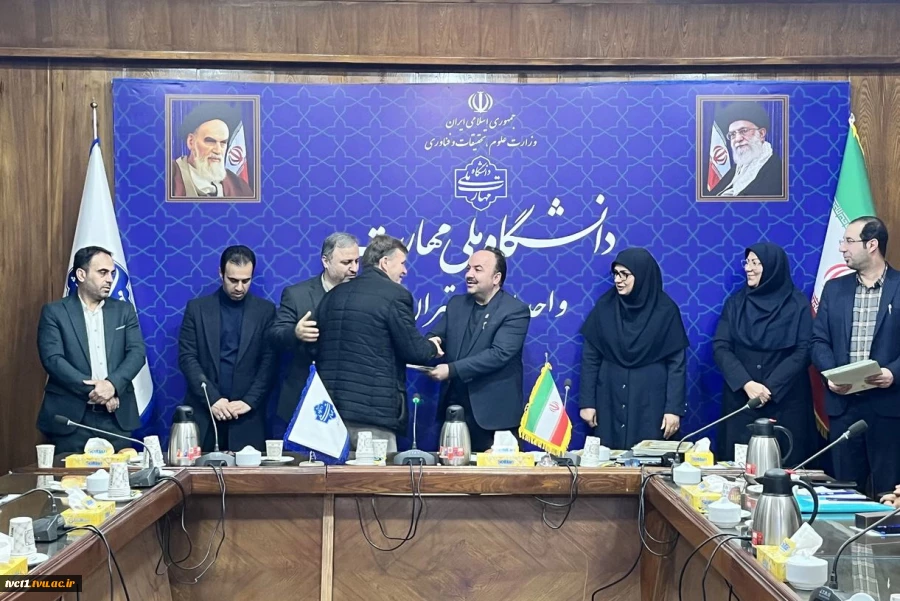 با حضور دکتر مهرداد احمدی معاون پژوهش و فناوری دانشگاه ملی مهارت؛ 

مراسم گرامی‌داشت هفته پژوهش و فناوری و تجلیل از پژوهشگران، فناوران و نوآوران دانشگاه ملی مهارت استان تهران برگزار شد 5