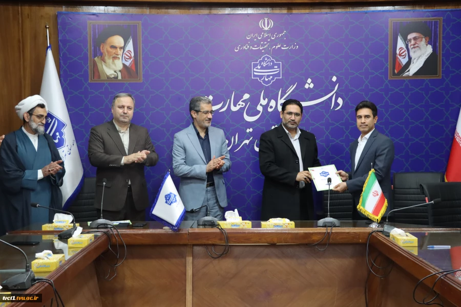 با حضور معاون آموزشی، معاون فرهنگی و دانشجویی و مسئول نهاد مقام معظم رهبری(مدظله) در دانشگاه ملی مهارت کشور؛
 مراسم تکریم و معارفه سرپرست دانشگاه ملی مهارت واحد استانی تهران و دانشکده فنی انقلاب اسلامی برگزار شد 2