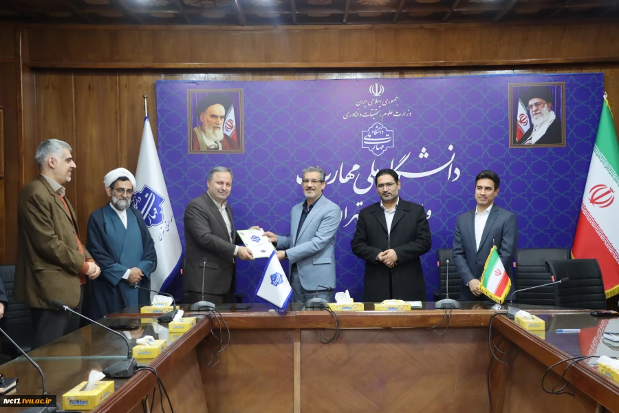 با حضور معاون آموزشی، معاون فرهنگی و دانشجویی و مسئول نهاد مقام معظم رهبری(مدظله) در دانشگاه ملی مهارت کشور؛
 مراسم تکریم و معارفه سرپرست دانشگاه ملی مهارت واحد استانی تهران و دانشکده فنی انقلاب اسلامی برگزار شد 2