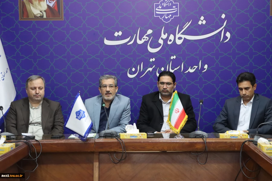 با حضور معاون آموزشی، معاون فرهنگی و دانشجویی و مسئول نهاد مقام معظم رهبری(مدظله) در دانشگاه ملی مهارت کشور؛
 مراسم تکریم و معارفه سرپرست دانشگاه ملی مهارت واحد استانی تهران و دانشکده فنی انقلاب اسلامی برگزار شد 3
