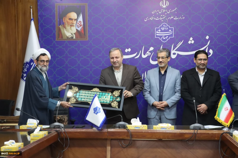 با حضور معاون آموزشی، معاون فرهنگی و دانشجویی و مسئول نهاد مقام معظم رهبری(مدظله) در دانشگاه ملی مهارت کشور؛

 مراسم تکریم و معارفه سرپرست دانشگاه ملی مهارت واحد استانی تهران و دانشکده فنی انقلاب اسلامی برگزار شد 4