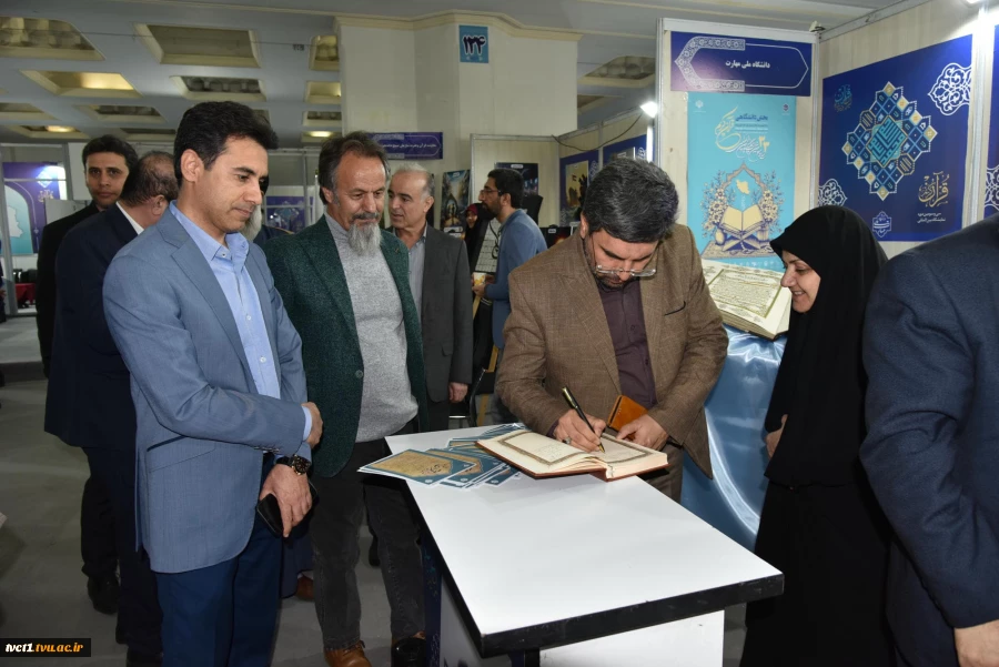 با حضور دکتر زمانی افتتاح شد؛

بخش دانشگاهی سی و سومین نمایشگاه بین‌المللی قرآن کریم با میزبانی دانشگاه ملی مهارت 2