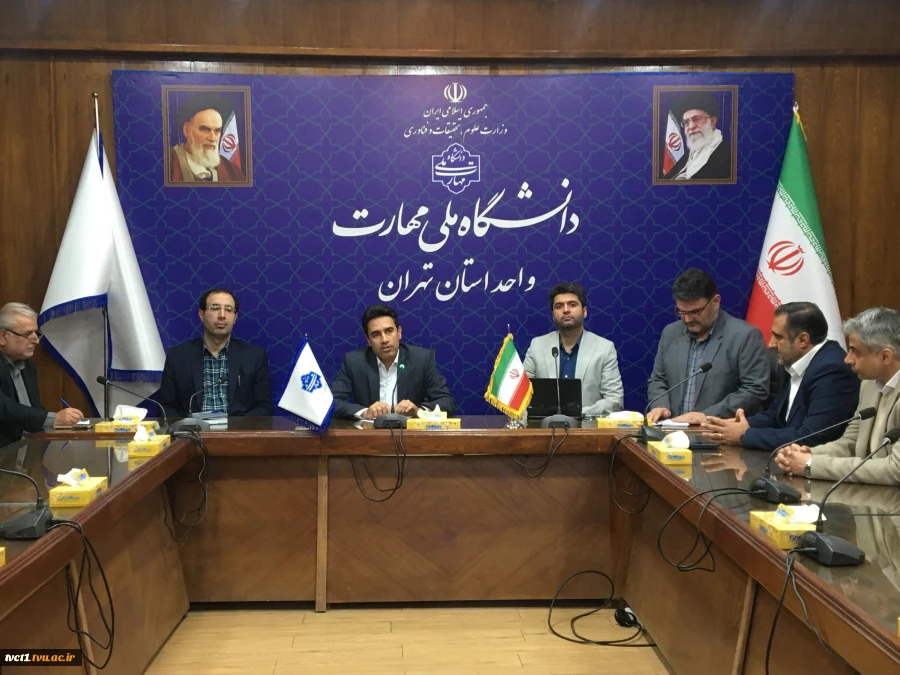 در نشست شورای اداری؛

 سرپرست دانشگاه ملی مهارت واحد استانی تهران با کارکنان دانشکده انقلاب اسلامی دیدار و گفتگو کرد 2