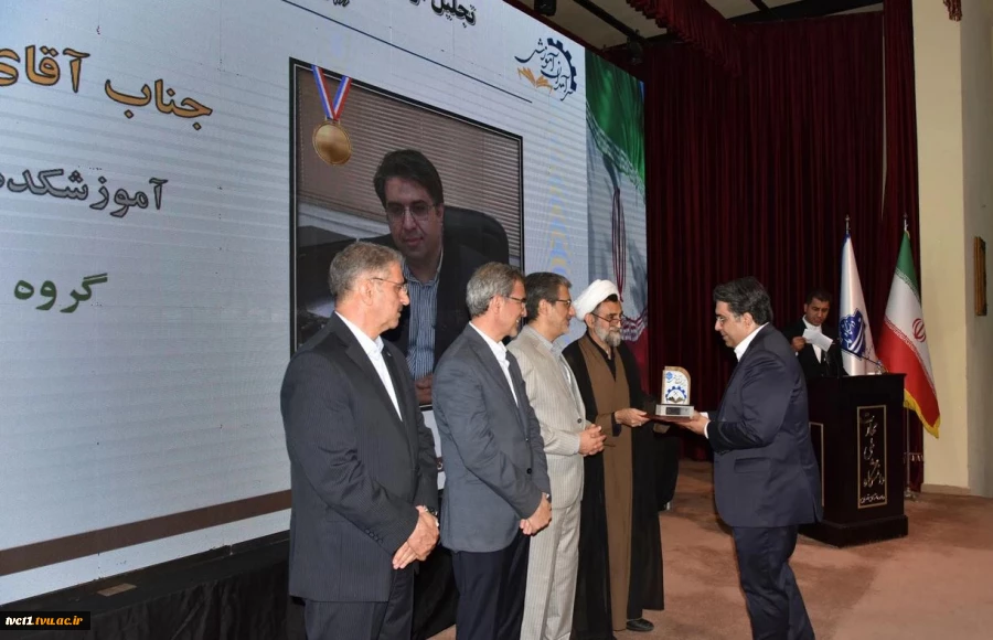 رئیس دانشگاه ملی مهارت در جشنواره سرآمدی آموزش استان تهران:

دانشگاه ملی مهارت می تواند معمار دانشگاه‌های مهارتی کشور باشد و اصولی مثل تعیین استاندارد، تربیت مربی و تضمین کیفیت را راهبری نماید/ استاد سرآمد کسی است که دانش را به مهارت تبدیل کند. 17