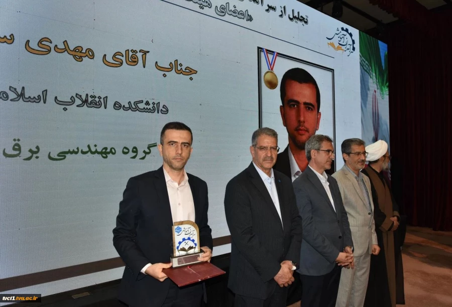 رئیس دانشگاه ملی مهارت در جشنواره سرآمدی آموزش استان تهران:

دانشگاه ملی مهارت می تواند معمار دانشگاه‌های مهارتی کشور باشد و اصولی مثل تعیین استاندارد، تربیت مربی و تضمین کیفیت را راهبری نماید/ استاد سرآمد کسی است که دانش را به مهارت تبدیل کند. 13