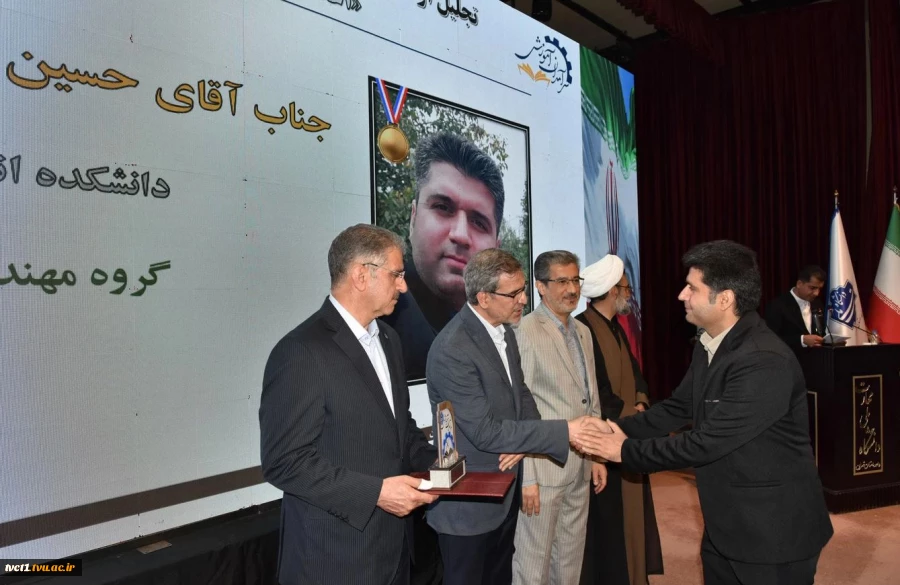 رئیس دانشگاه ملی مهارت در جشنواره سرآمدی آموزش استان تهران:

دانشگاه ملی مهارت می تواند معمار دانشگاه‌های مهارتی کشور باشد و اصولی مثل تعیین استاندارد، تربیت مربی و تضمین کیفیت را راهبری نماید/ استاد سرآمد کسی است که دانش را به مهارت تبدیل کند. 15