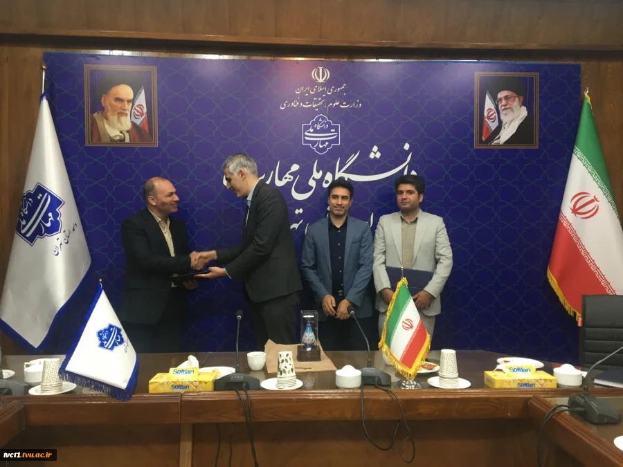 با حضور دکتر سیدجلال هاشمی، سرپرست دانشگاه ملی مهارت واحد استانی تهران؛

آیین تکریم و معارفه معاون آموزشی دانشکده شماره یک پسران تهران(انقلاب اسلامی) برگزار شد 2