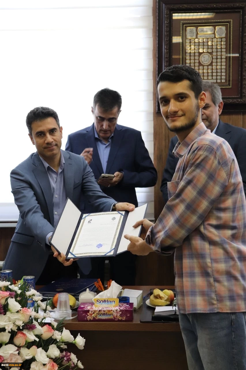 از عیب‌یابی هوشمند تا آسانسور پنوماتیک؛

 دفاع ۶ پروژه دانشجویی دانشکده فنی انقلاب اسلامی تهران در سندیکای آسانسور و پلکان برقی ایران 14