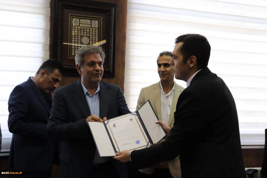 از عیب‌یابی هوشمند تا آسانسور پنوماتیک؛

 دفاع ۶ پروژه دانشجویی دانشکده فنی انقلاب اسلامی تهران در سندیکای آسانسور و پلکان برقی ایران 7